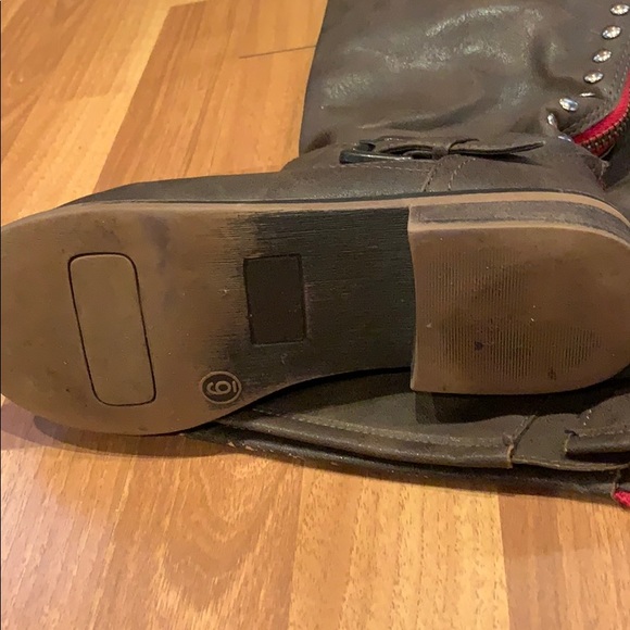 Boots - Picture 4 of 5